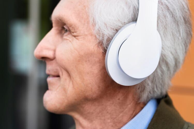 Best Hearing-Friendly Headsets For Seniors: Clear & Comfortable