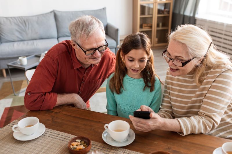 How To Set Up Group Chats To Stay In Touch With People